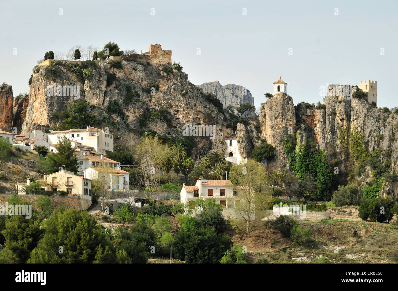 Vue sur le village avec le Castillo de San José, Guadalest, Costa Blanca, Espagne, Europe Banque D'Images