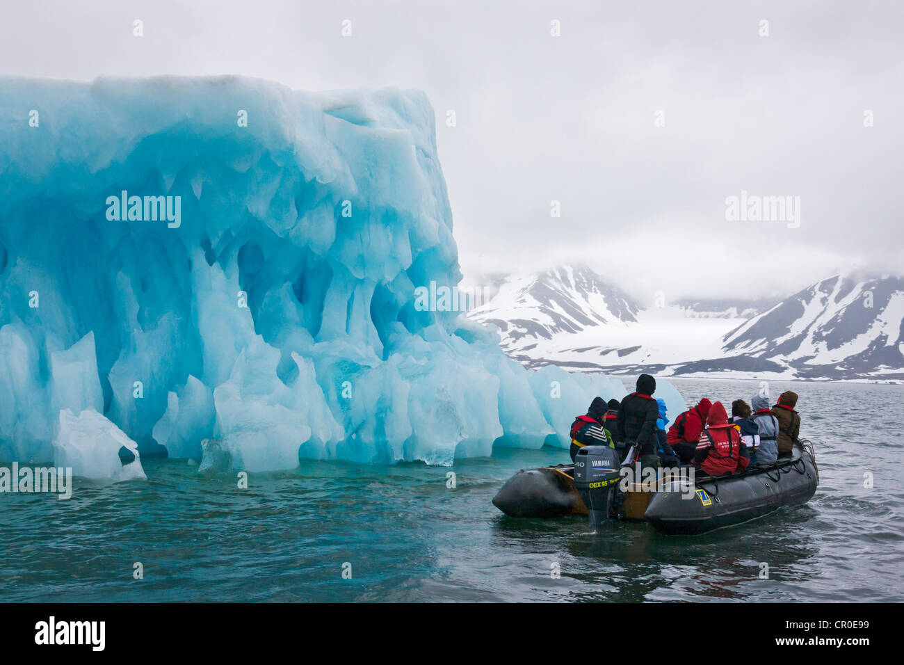 Les touristes en zodiac à photographier les iceberg, Hornsund, plus au sud du Spitzberg, Norvège fjord Banque D'Images