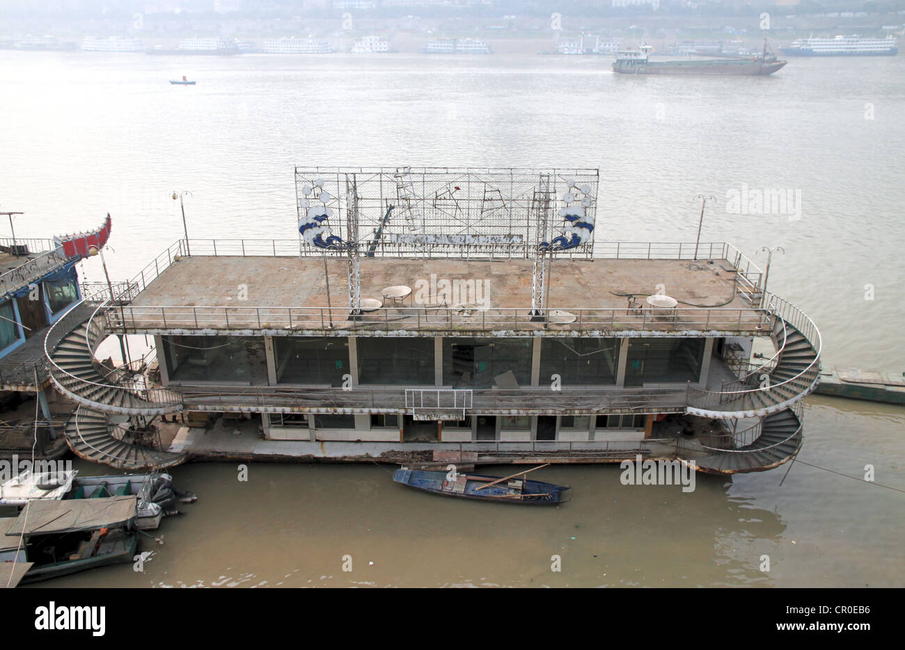 Un bateau abandonné sur la rivière Yangtze, à Chongqing. Banque D'Images