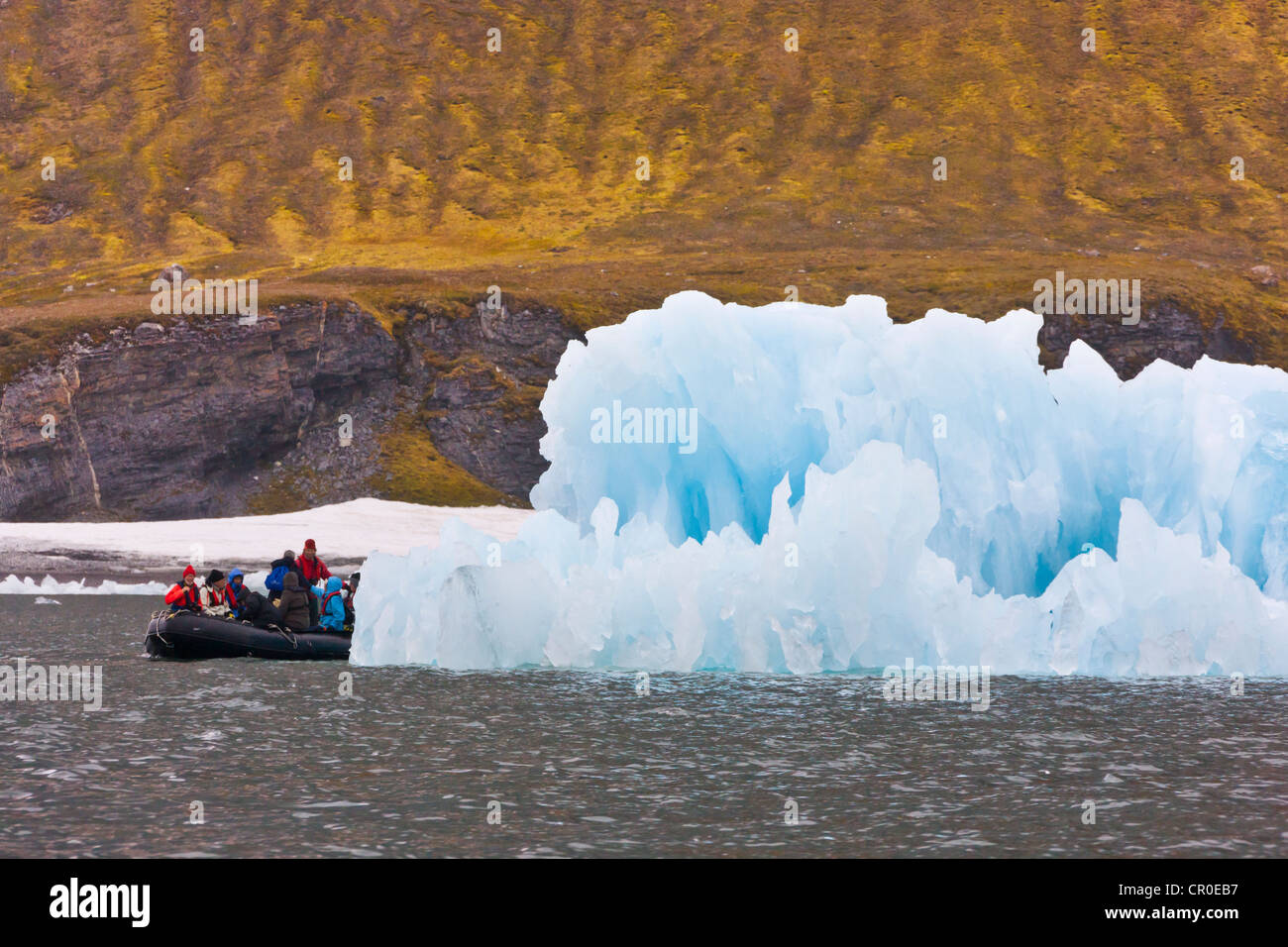 Les touristes en zodiac à photographier les iceberg, Hornsund, plus au sud du Spitzberg, Norvège fjord Banque D'Images