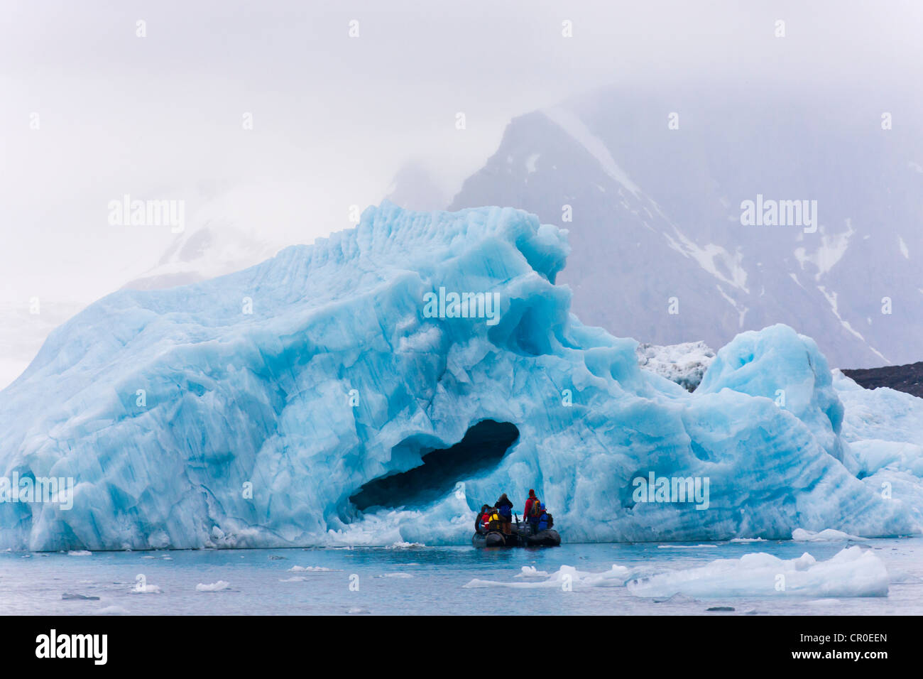 Les touristes en zodiac avec iceberg, Hornsund, plus au sud du Spitzberg, Norvège fjord Banque D'Images