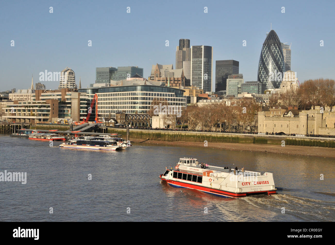 Vue sur la ville avec le Gherkin building, en face de la Tamise, sur la droite de la Tour de Londres, Londres, Angleterre, Royaume-Uni, Europe Banque D'Images