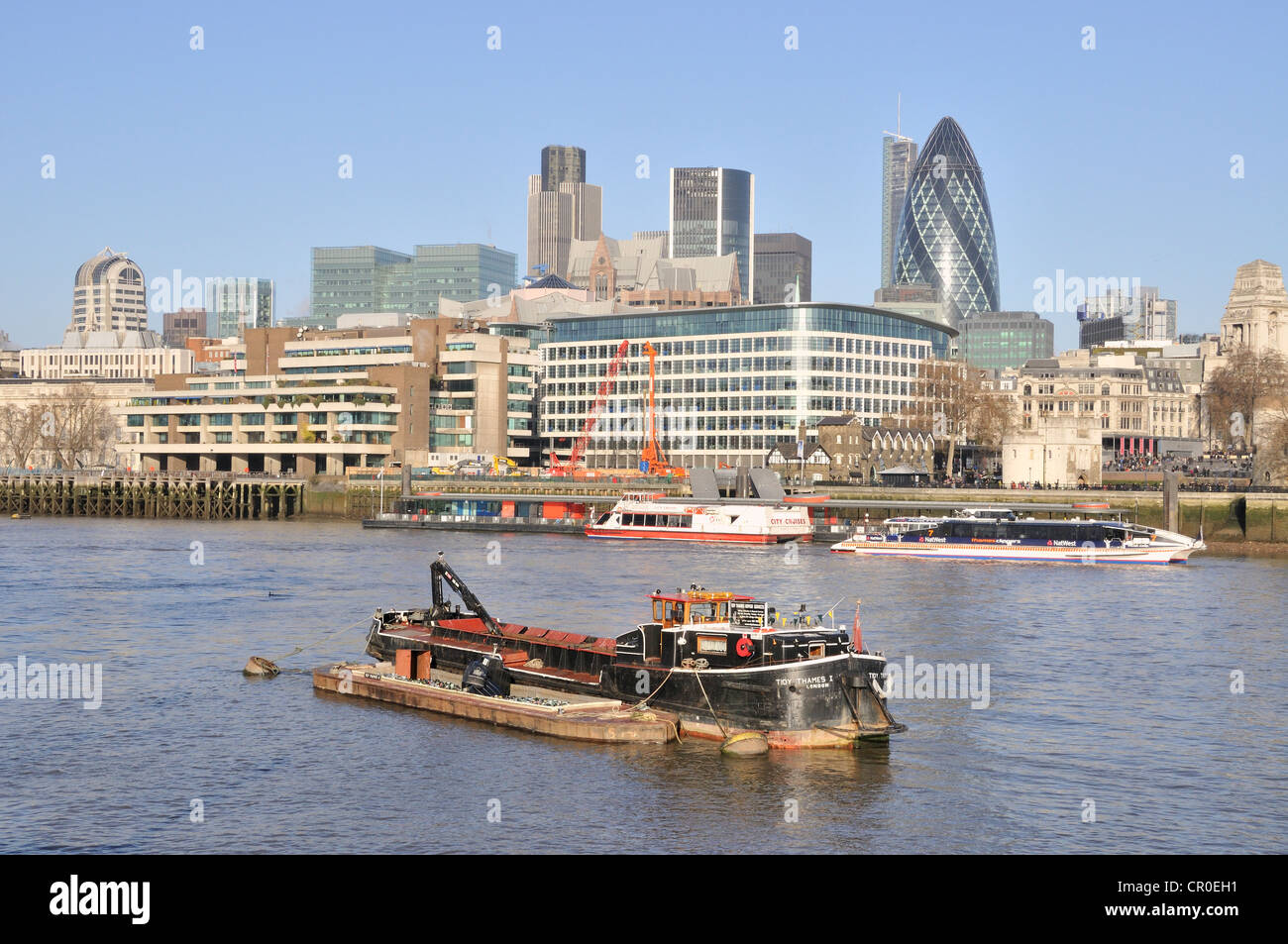 Vue sur la ville avec le Gherkin building, dans l'avant-plan la Tamise, Londres, Angleterre, Royaume-Uni, Europe Banque D'Images