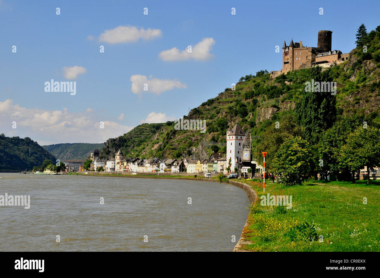 Panorama de Saint Goarshausen sur le Rhin avec le château Burg Katz, Site du patrimoine mondial de l'Oberes Mittelrheintal valley Banque D'Images