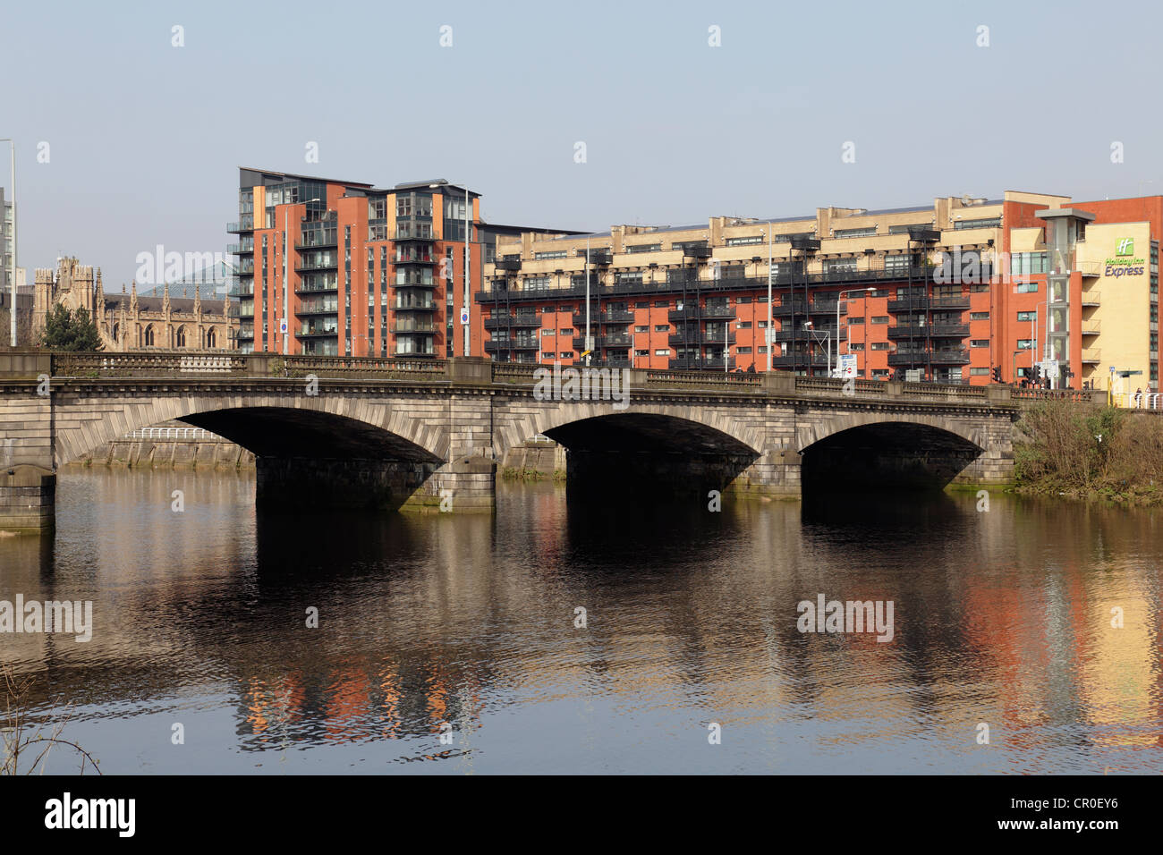 Vue au nord de l'autre côté de la rivière Clyde jusqu'au pont Victoria, ouvert en 1854, et appartements modernes sur Clyde Street, Glasgow, Écosse, Royaume-Uni Banque D'Images