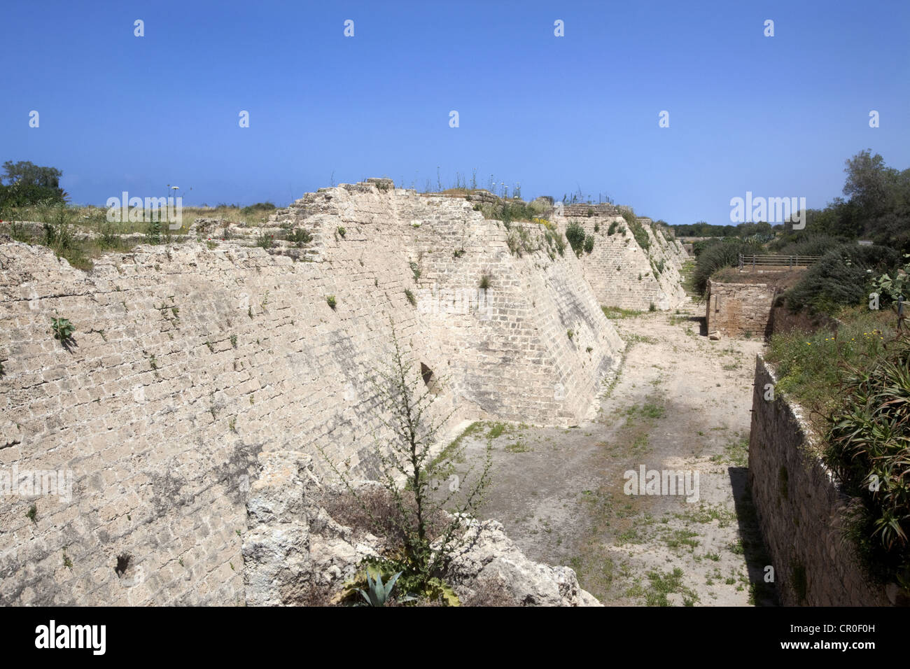 13e siècle de l'ère des croisades, en pente mur de fortification et de douves sèches à Césarée Maritima, Israël Banque D'Images