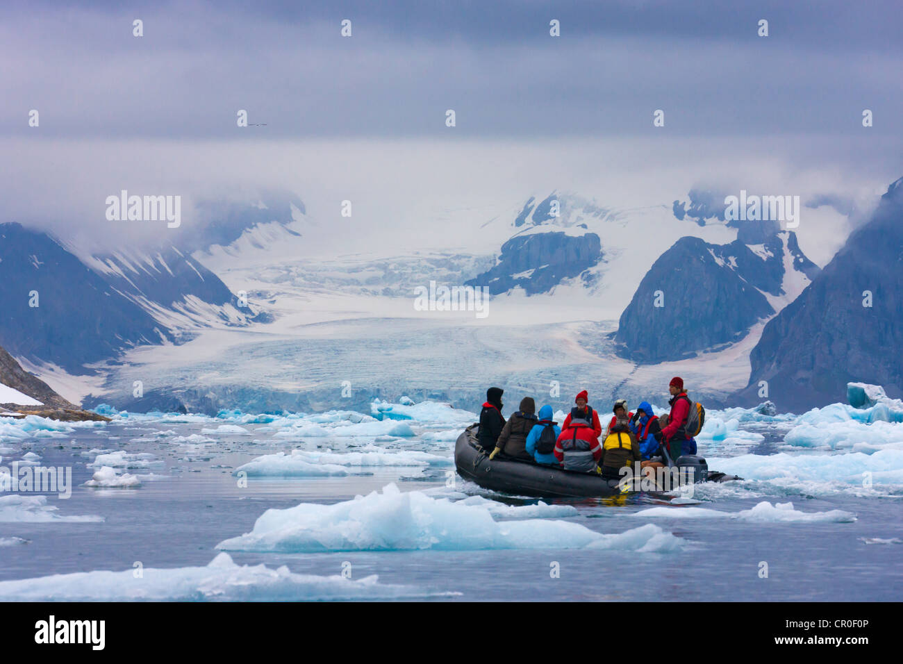 Les touristes en zodiac avec iceberg, Hornsund, plus au sud du Spitzberg, Norvège fjord Banque D'Images