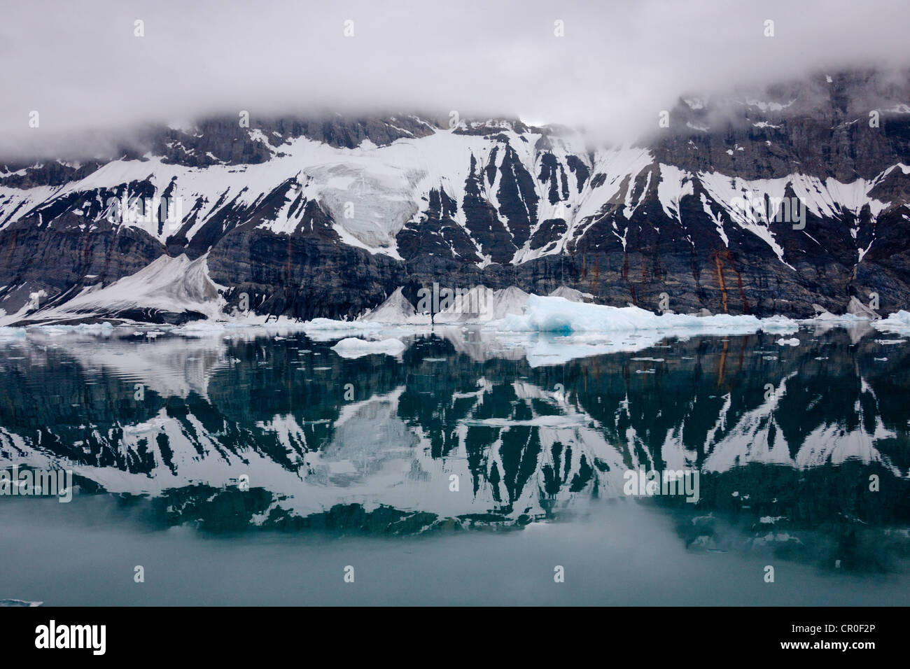 Montagne avec des reflets violets dans l'océan, Hornsund, plus au sud du Spitzberg, Norvège fjord Banque D'Images