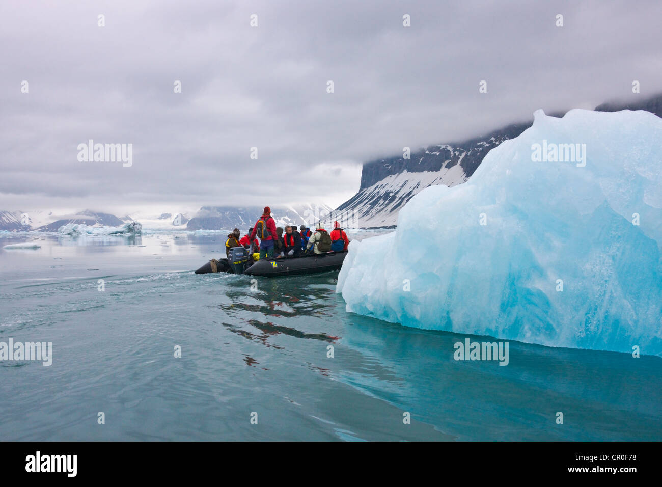 Les touristes en zodiac avec iceberg, Hornsund, plus au sud du Spitzberg, Norvège fjord Banque D'Images