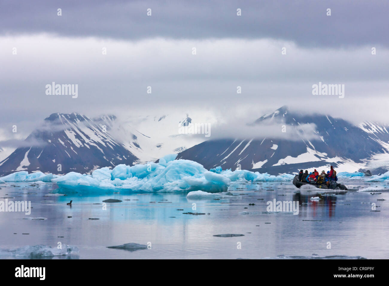 Les touristes en zodiac avec iceberg, Hornsund, plus au sud du Spitzberg, Norvège fjord Banque D'Images