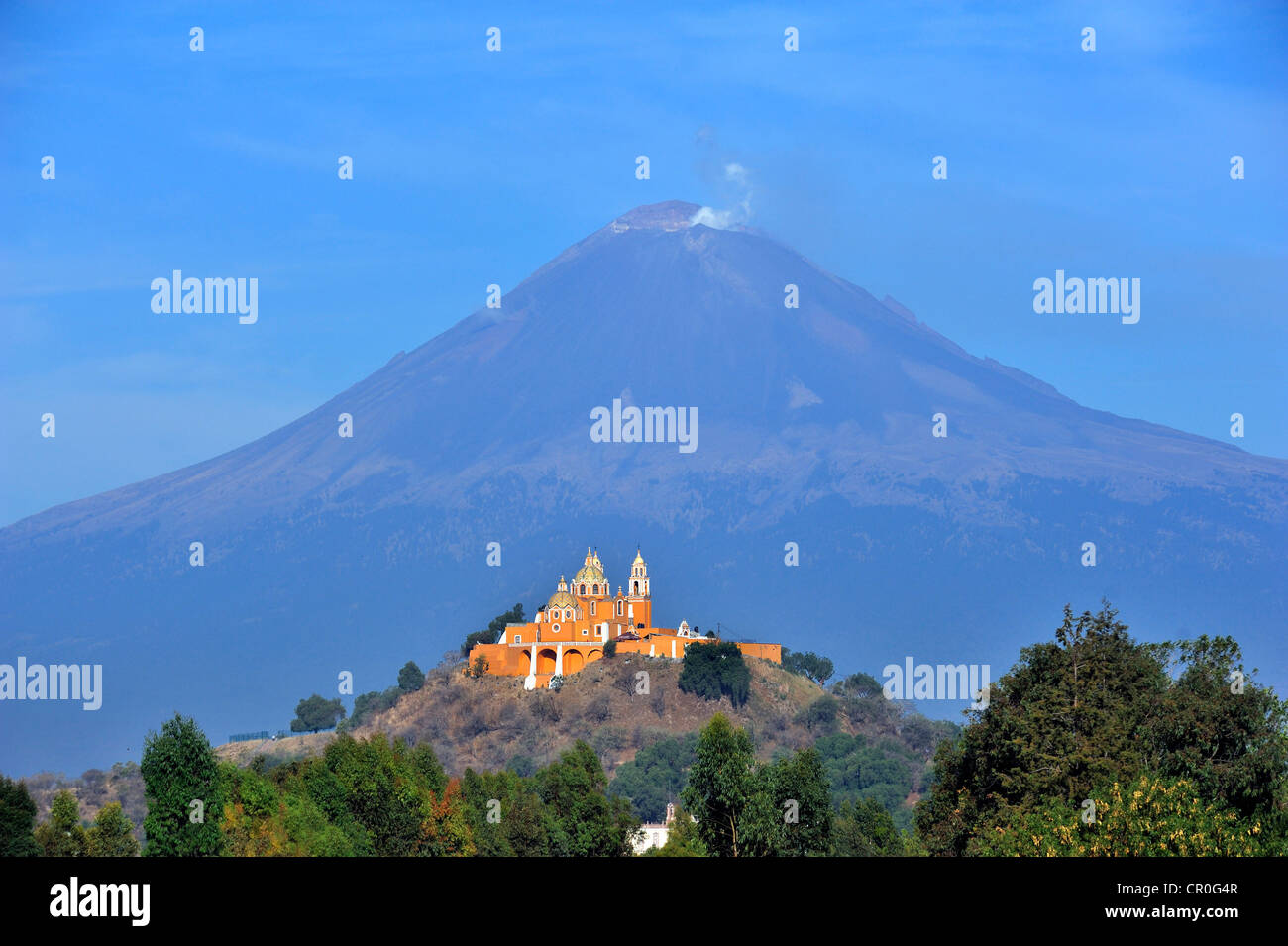 De l'église Iglesia Nuestra Señora de los Remedios sur les ruines de la pyramide de Cholula en face de l'active Banque D'Images