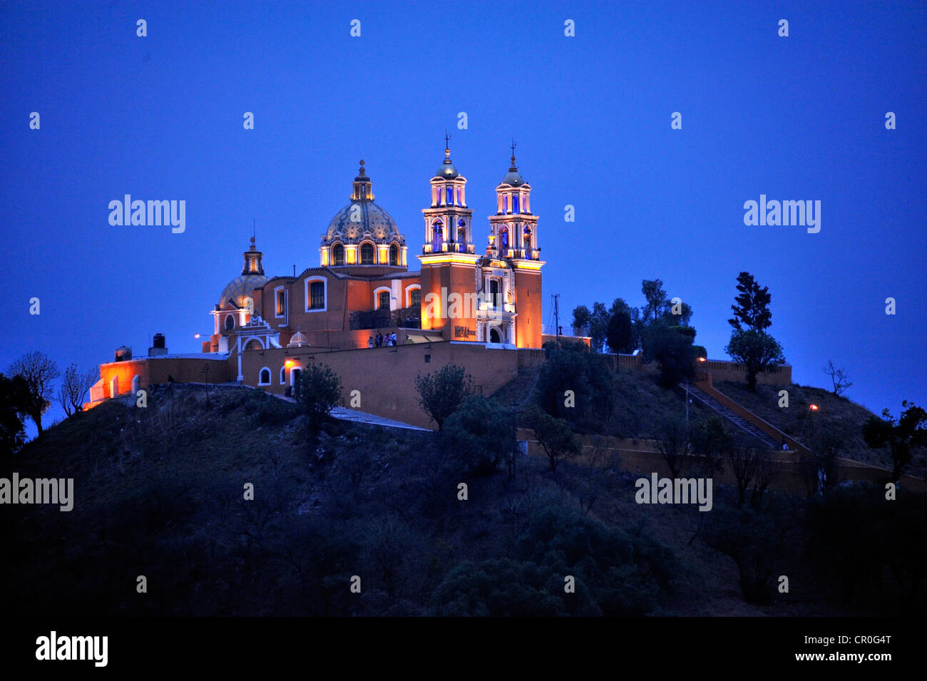 De l'église Iglesia Nuestra Señora de los Remedios sur les ruines de la pyramide de Cholula de nuit, , Mexique Banque D'Images