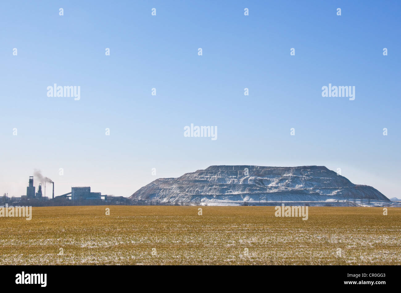 L'homme artificiel rock, près de mine de charbon en Ukraine avec champ d'hiver on foreground Banque D'Images