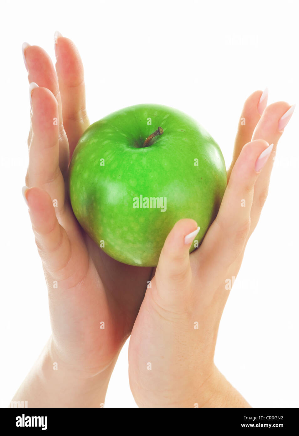 Apple vert frais dans la belle femme avec de belles mains manucure isolé sur fond blanc Banque D'Images