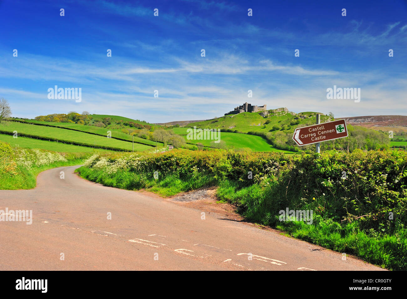 La route de Carreg Cennen Castle dans Carmarthenshire, UK, avec roadsign. L'espace pour le texte dans le ciel Banque D'Images