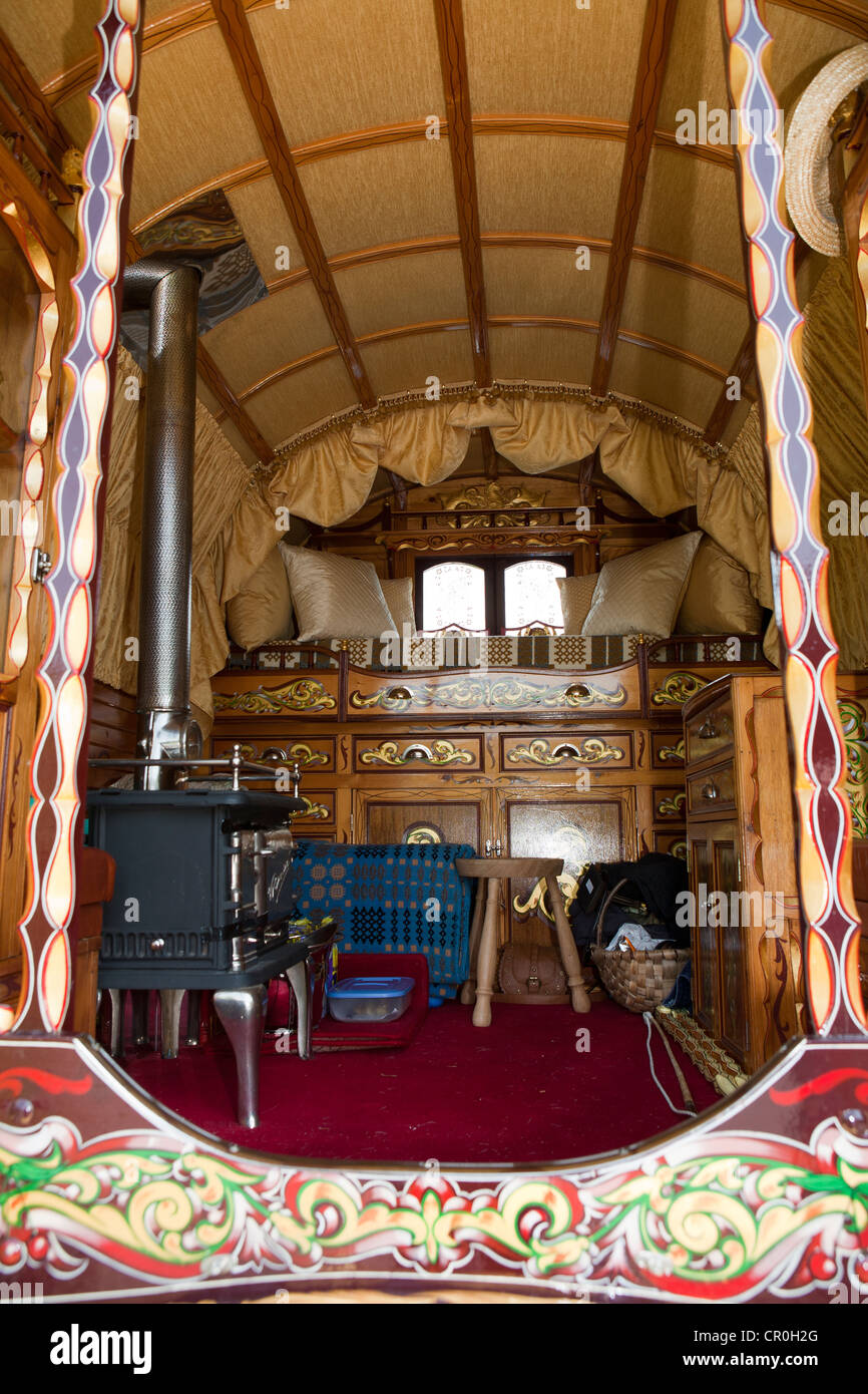 Les voyageurs de l'assemblage pour l'Appleby Horse Fair  Bow top caravanes traditionnelles et des calèches et chariots. Banque D'Images