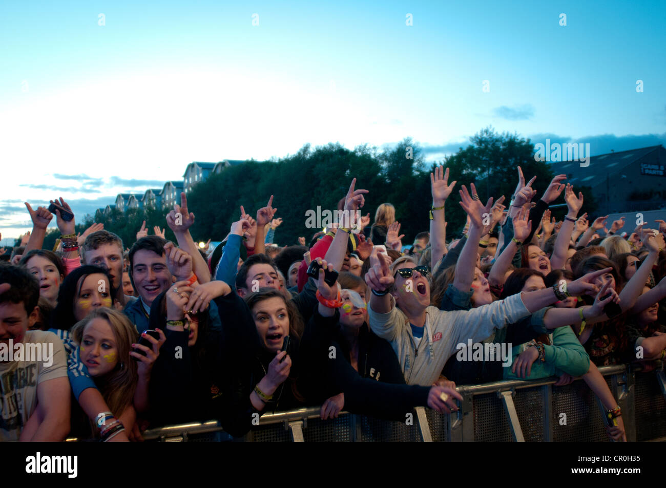 Festivaliers bienvenue Dizzee Rascal pour la scène à l'évolution Festival 2012, Newcastle, 3e juin 2012 Banque D'Images