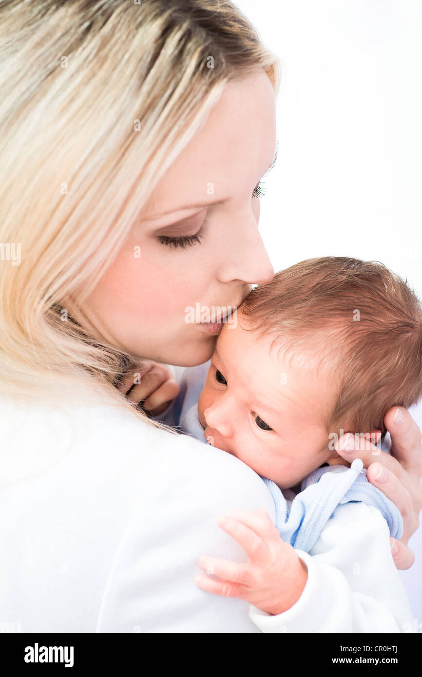Bebe garcon 1 mois etant tenu par sa mere Photo Stock Alamy