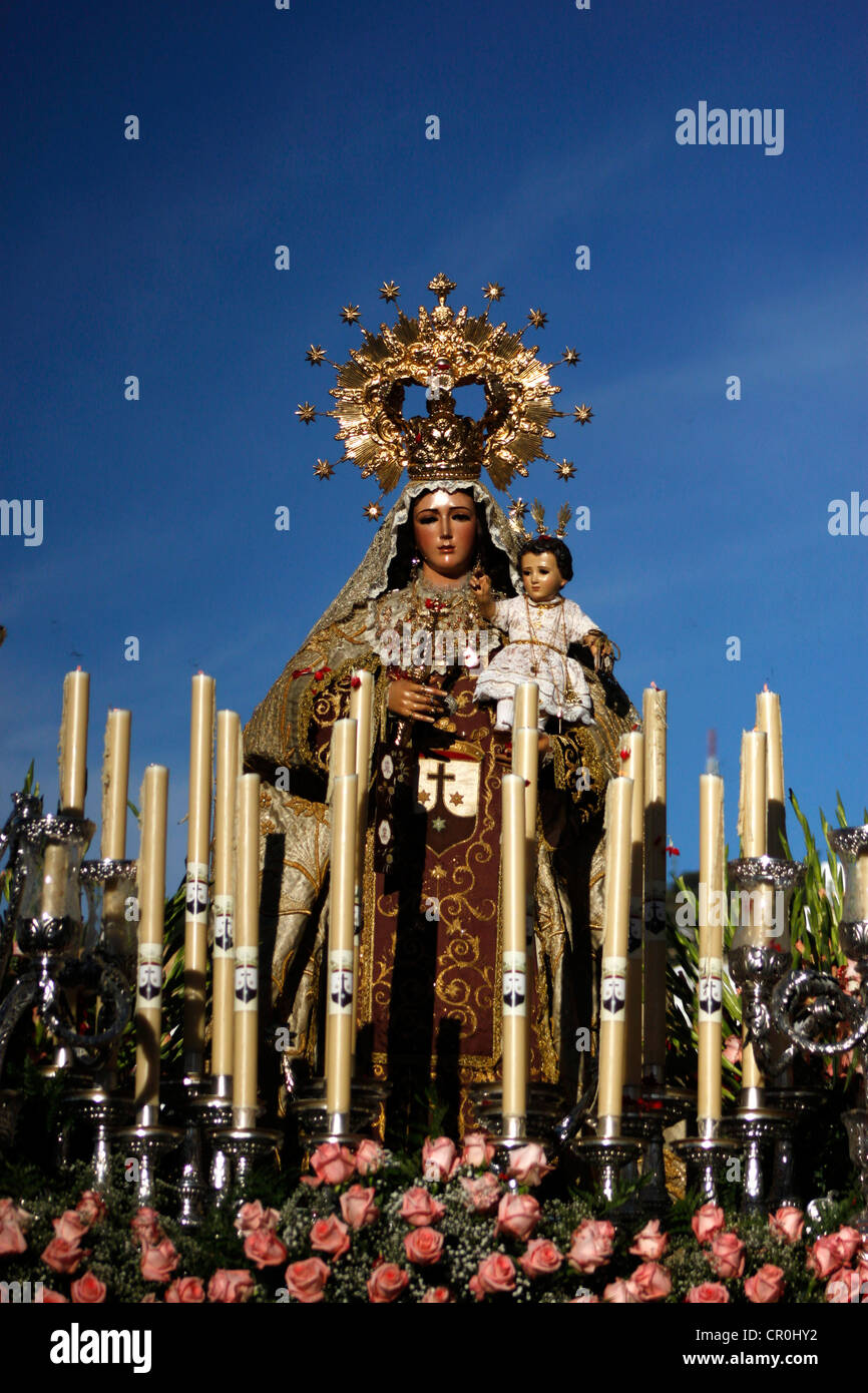 Une statue en bois de la vierge Carmen est affiché lors d'une procession de la Semaine Sainte en Prado del Rey, Cadix, Andalousie, espagne. Banque D'Images