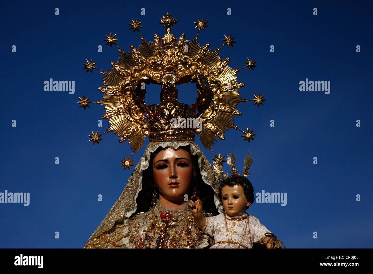 Une statue en bois de la vierge Carmen est affiché lors d'une procession de la Semaine Sainte en Prado del Rey, Cadix, Andalousie, espagne. Banque D'Images