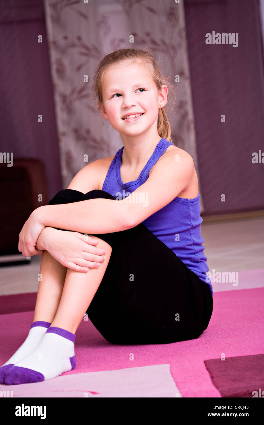 Fille, 11, faire de la gymnastique Banque D'Images