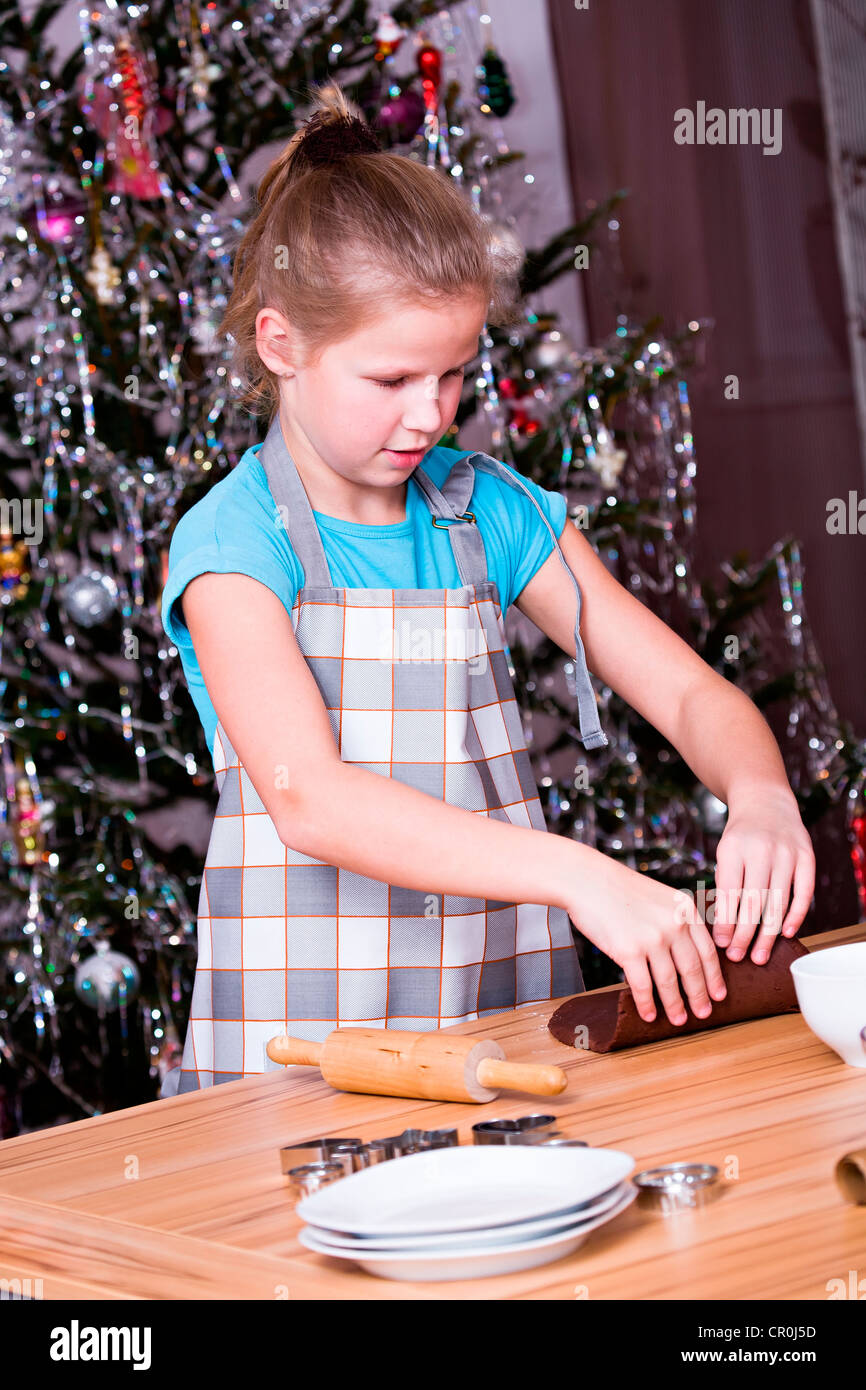 Girl baking Christmas Cookies Banque D'Images