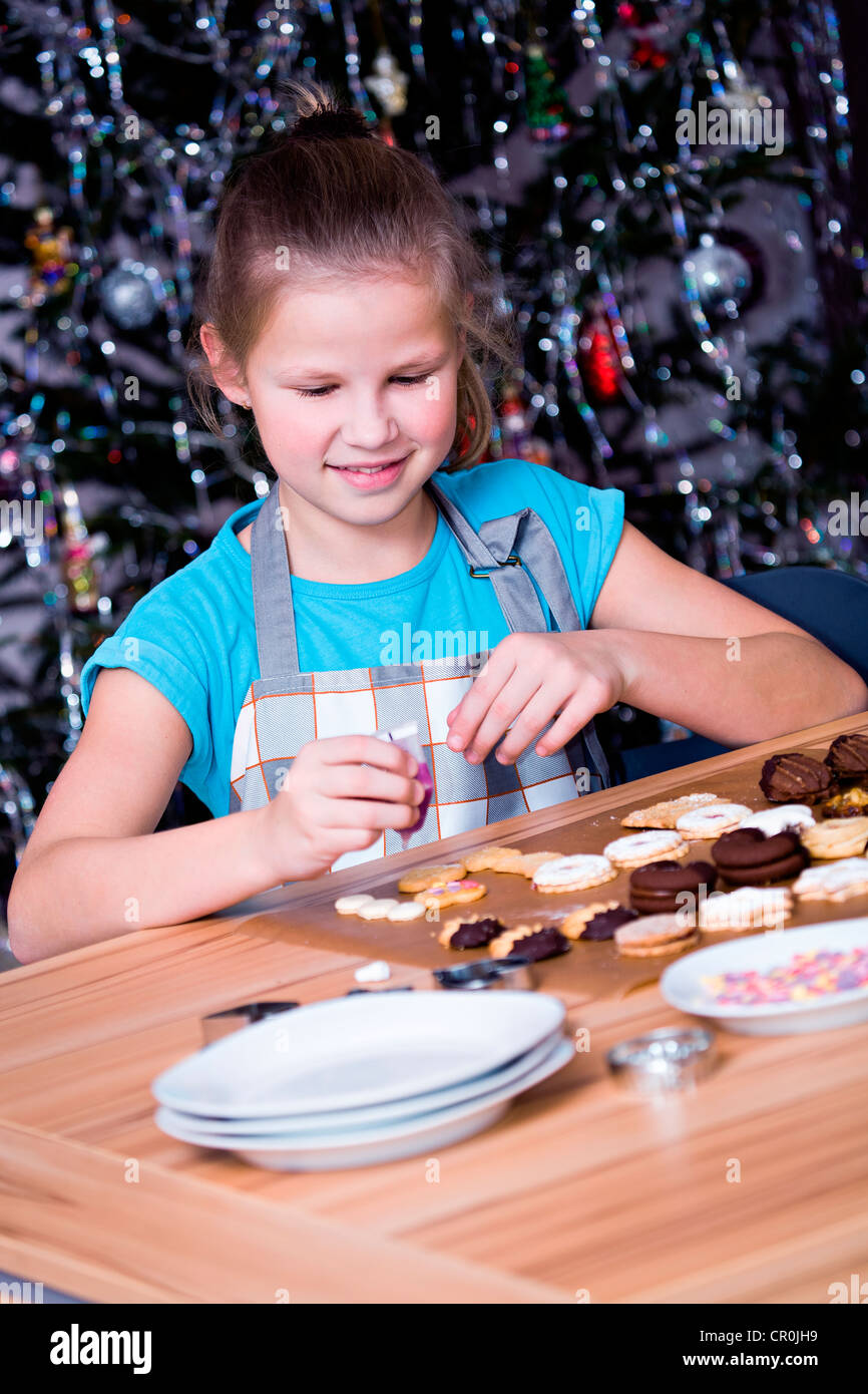 Girl baking Christmas Cookies Banque D'Images