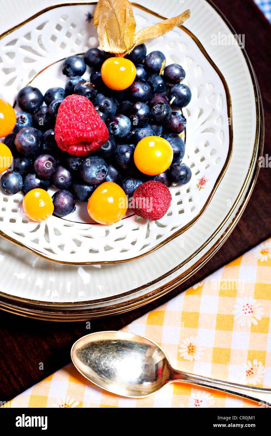 Petits fruits mélangés sur une plaque Banque D'Images