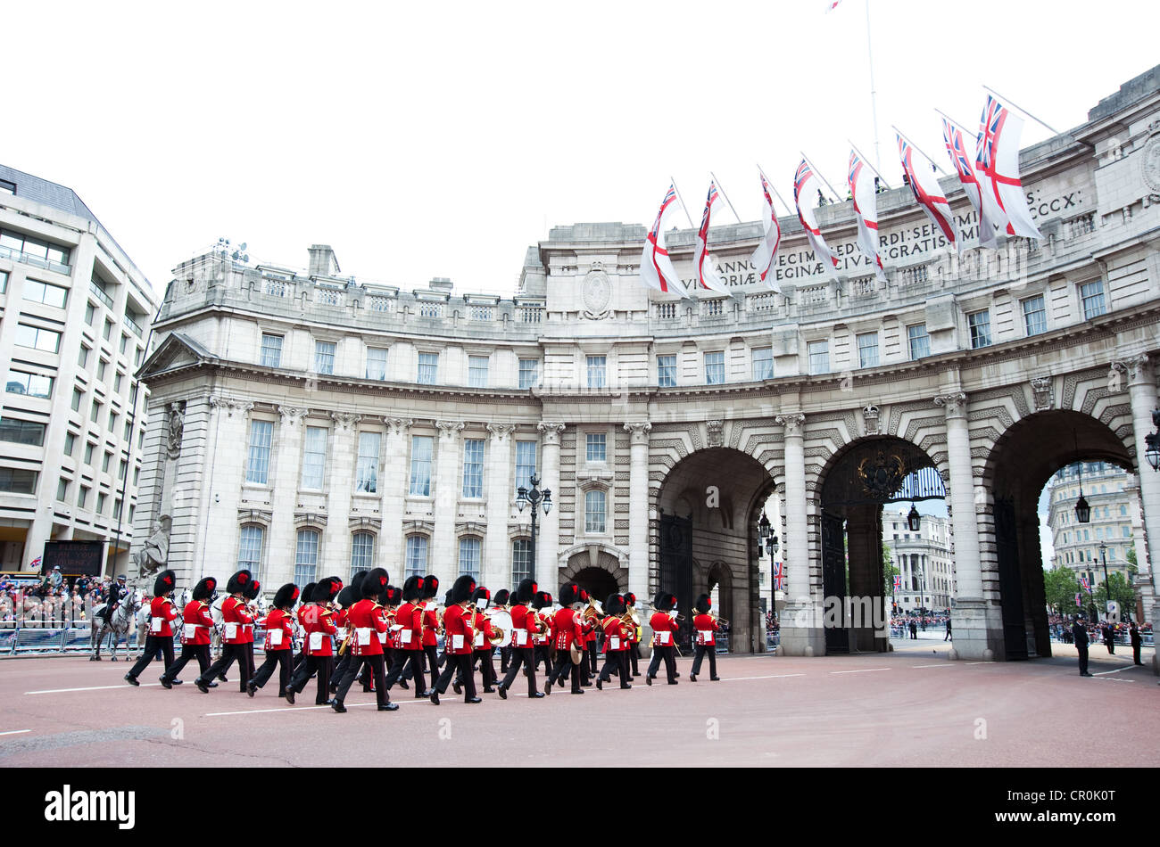Les gardes de la reine à pied vers l'Admiralty Arch pour célébrer le Jubilé de diamant de la Reine, Londres 2012 Banque D'Images