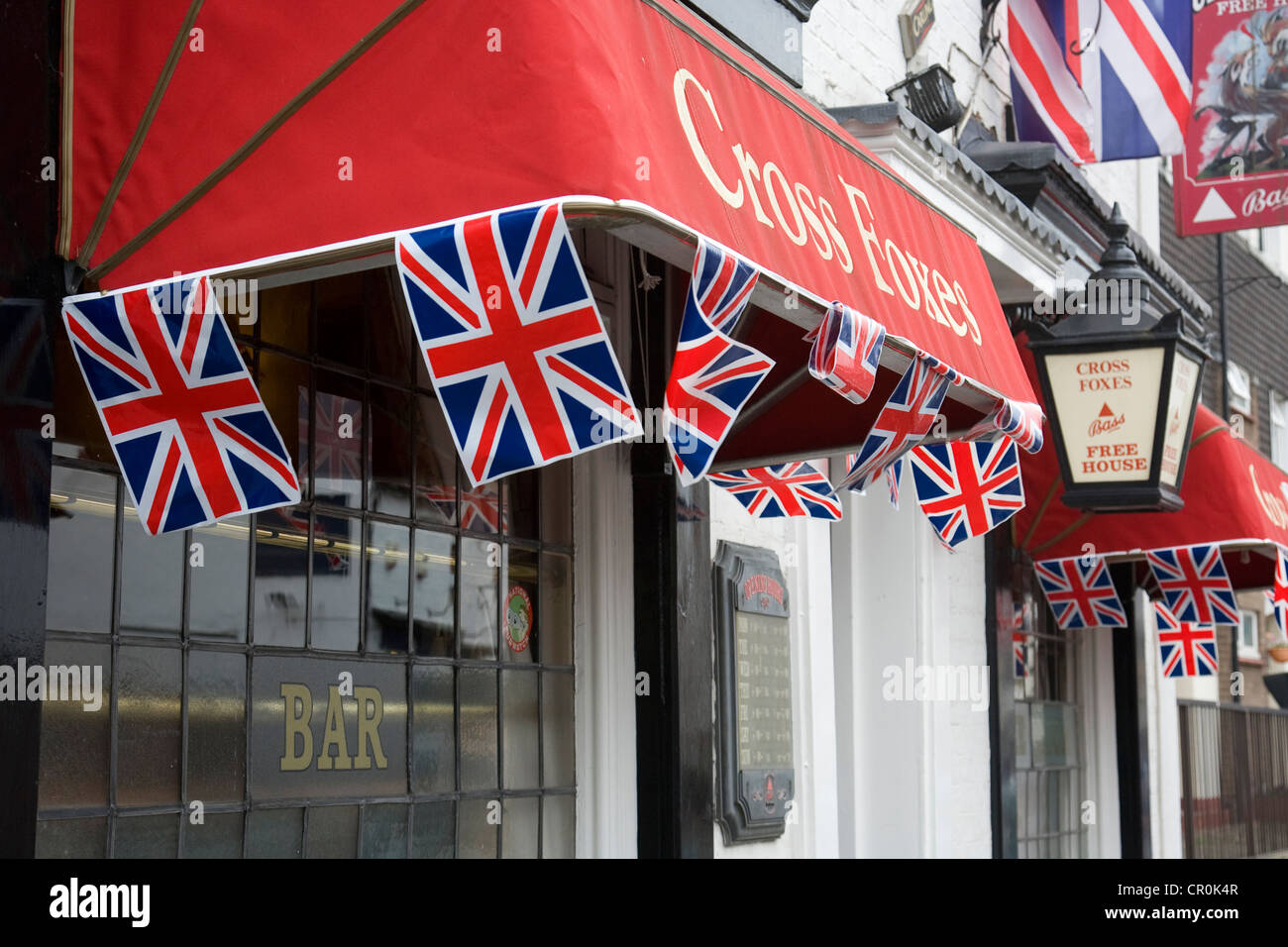 Union Jack flag outside pub à Shrewsbury Banque D'Images