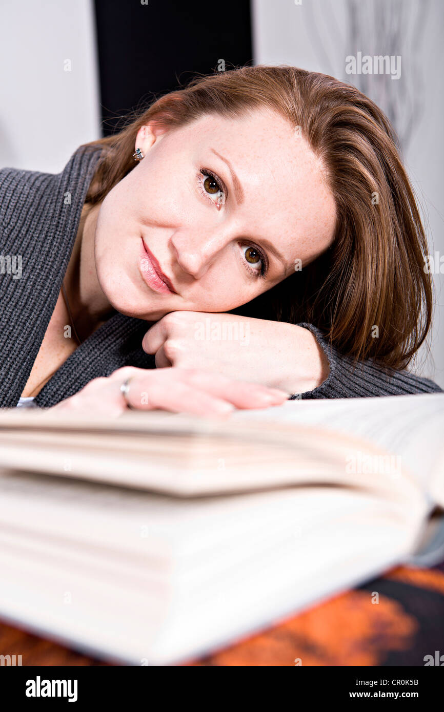 Young Woman Reading a book Banque D'Images
