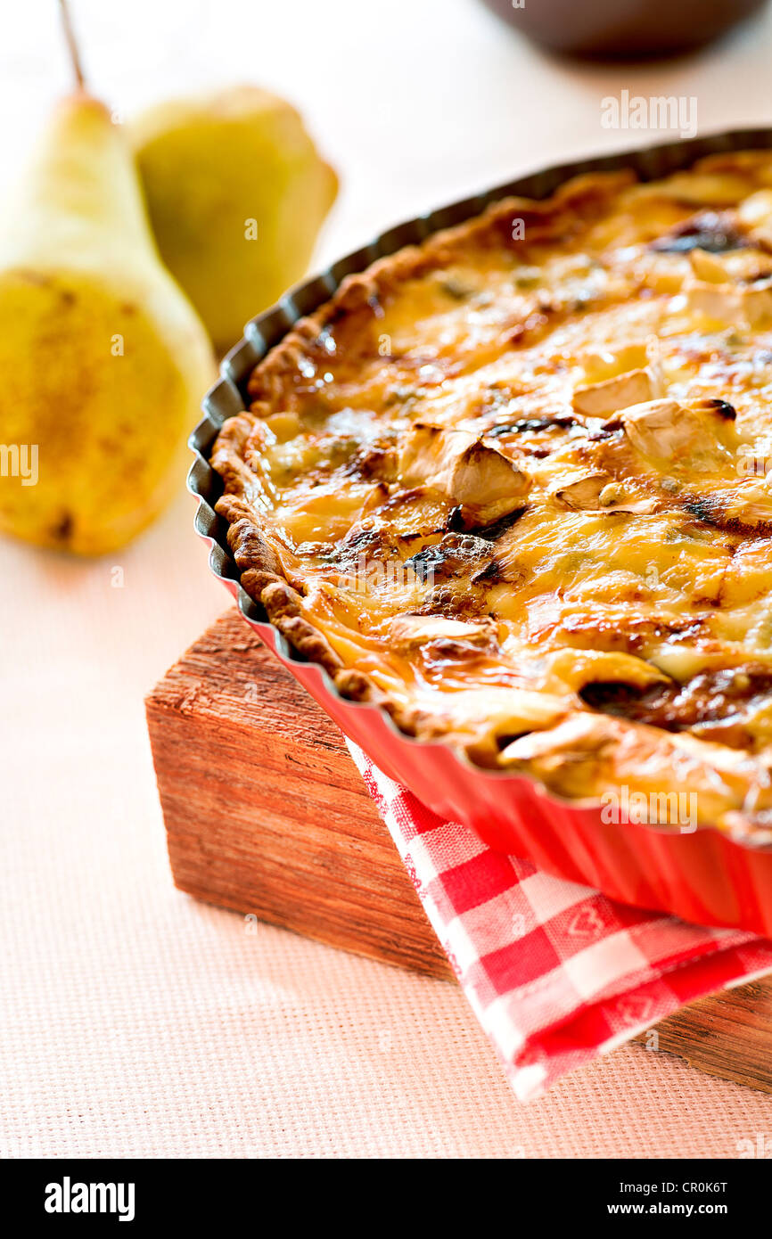 Une quiche aux poires et champignons Banque D'Images