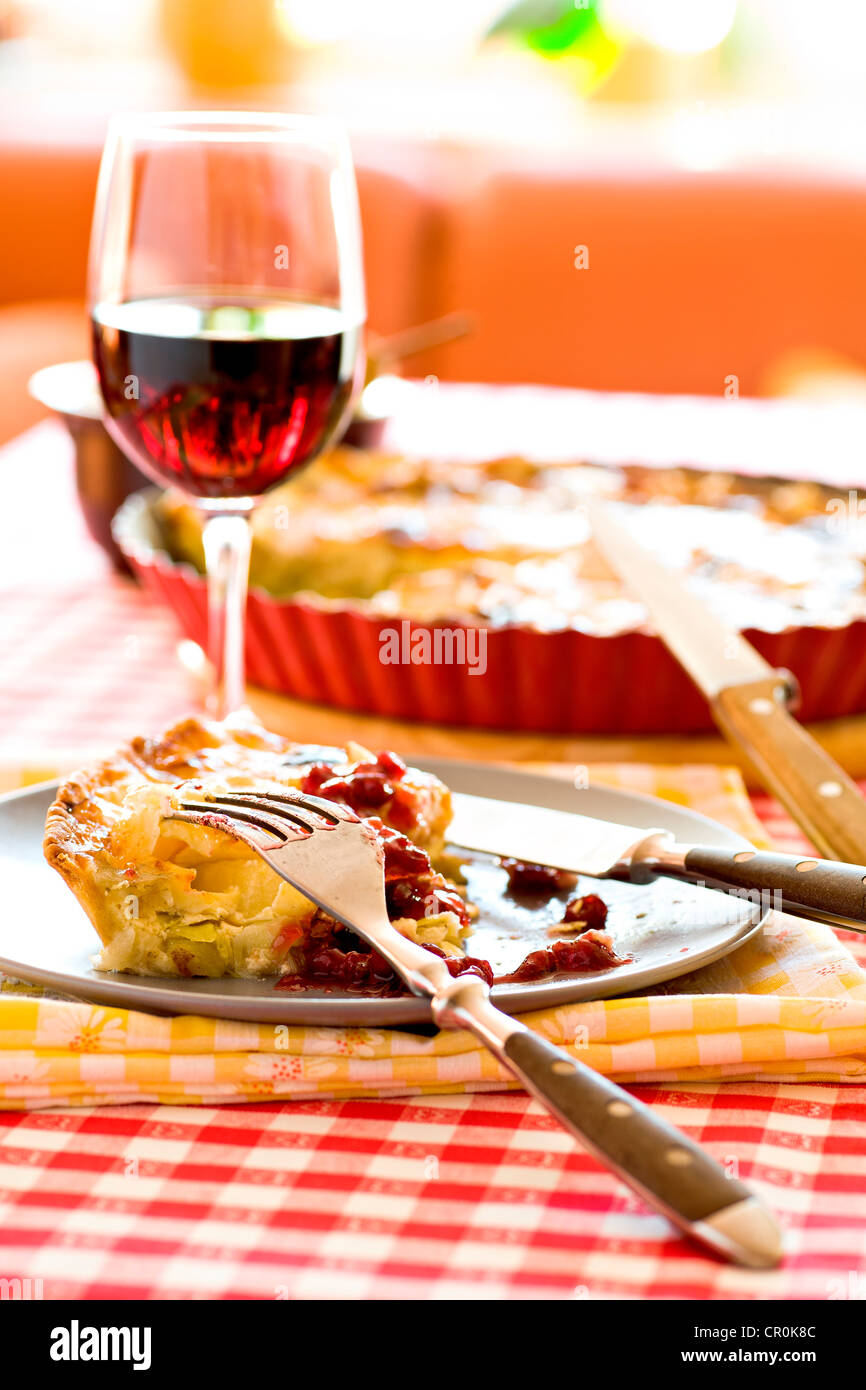 Une quiche aux poires et champignons, servi sur un plateau Banque D'Images