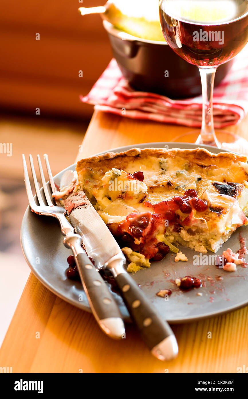 Une quiche aux poires et champignons, servi sur un plateau Banque D'Images