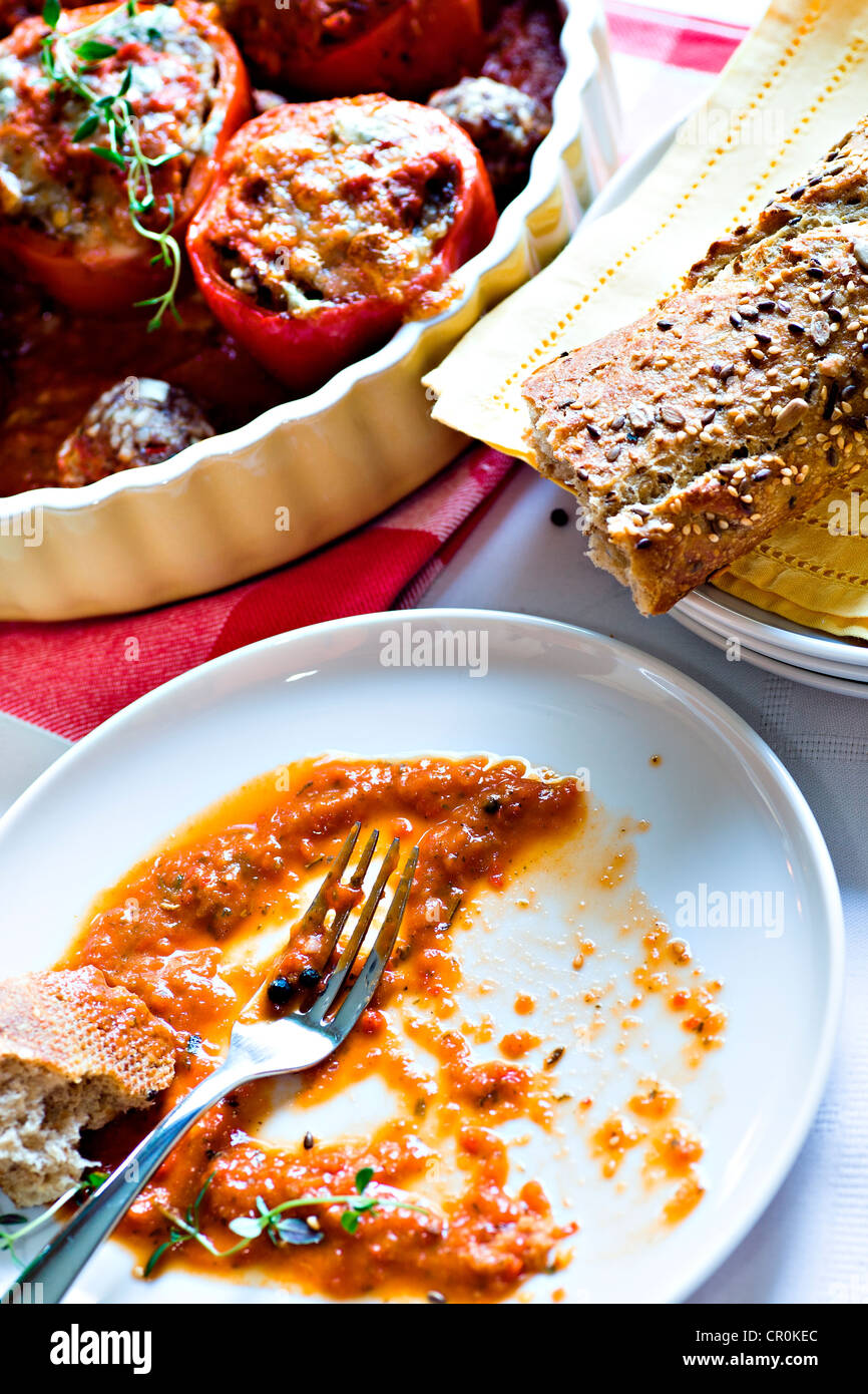 Un plateau vide et poivrons farcis Banque D'Images