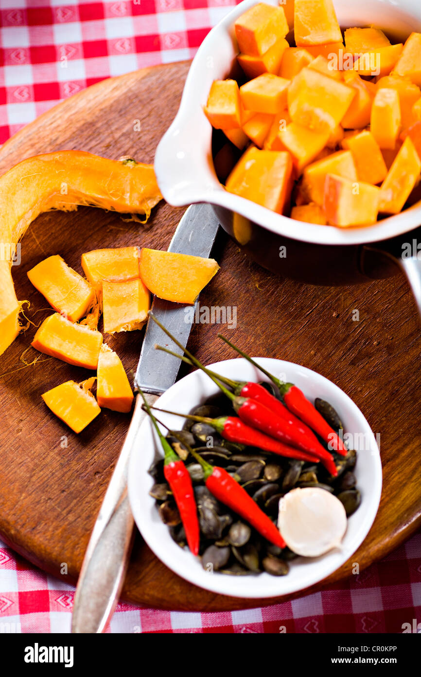 Des ingrédients pour préparer des plats de citrouille, citrouille, graines de citrouille, des piments Banque D'Images