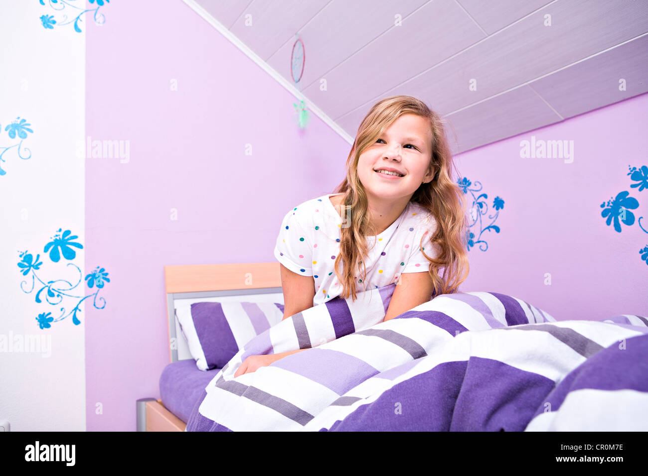 Fille, 11, au lit Banque D'Images