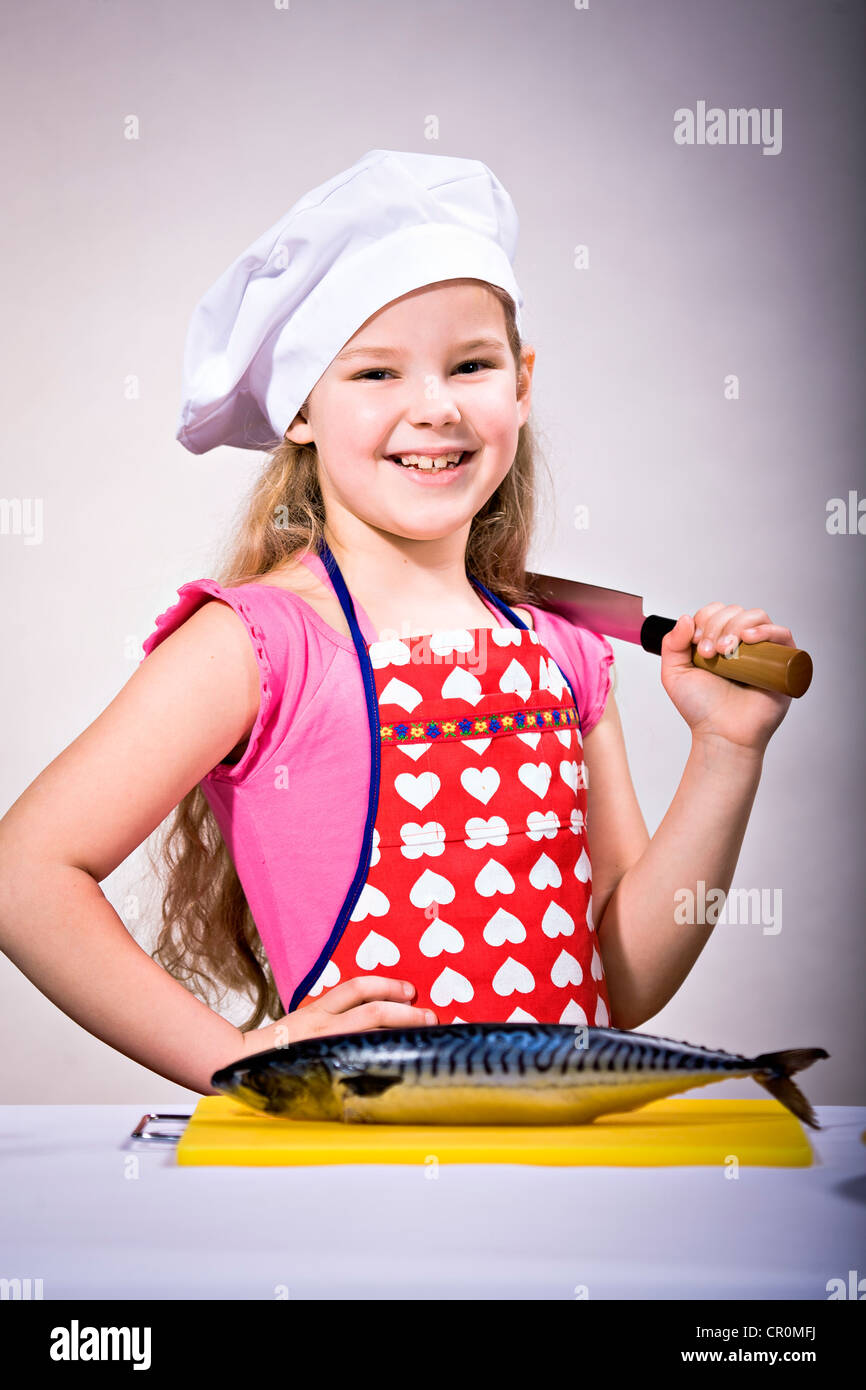 Une fille préparer un poisson Banque D'Images