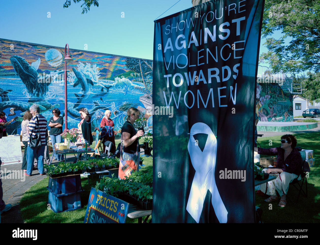 Rassemblement à Takaka, Nouvelle-Zélande, contre la violence envers les femmes. Banque D'Images