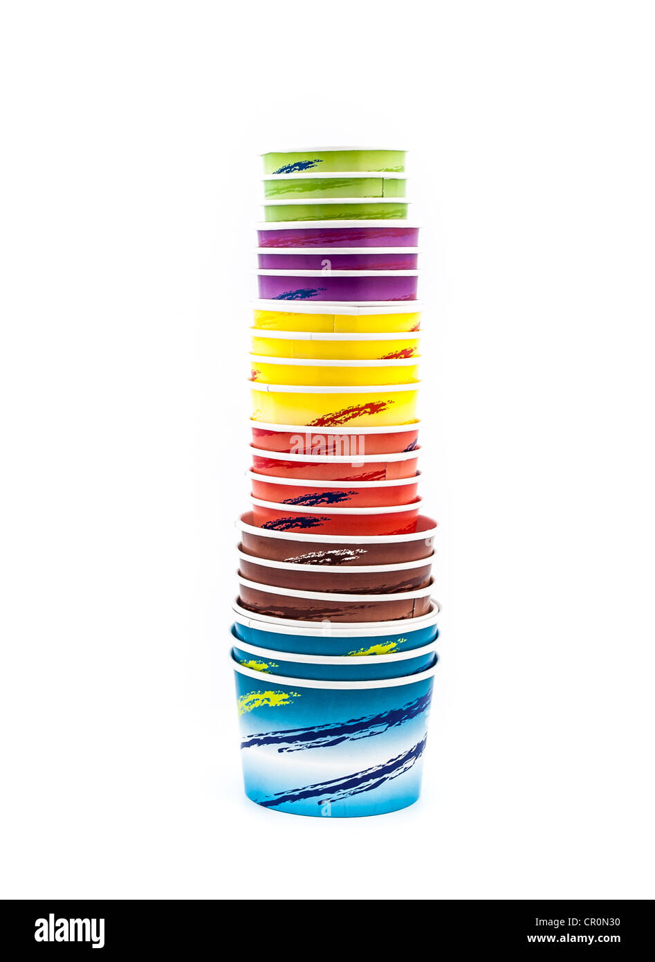 La crème glacée coloré tasse de papier empilés sur fond blanc Banque D'Images