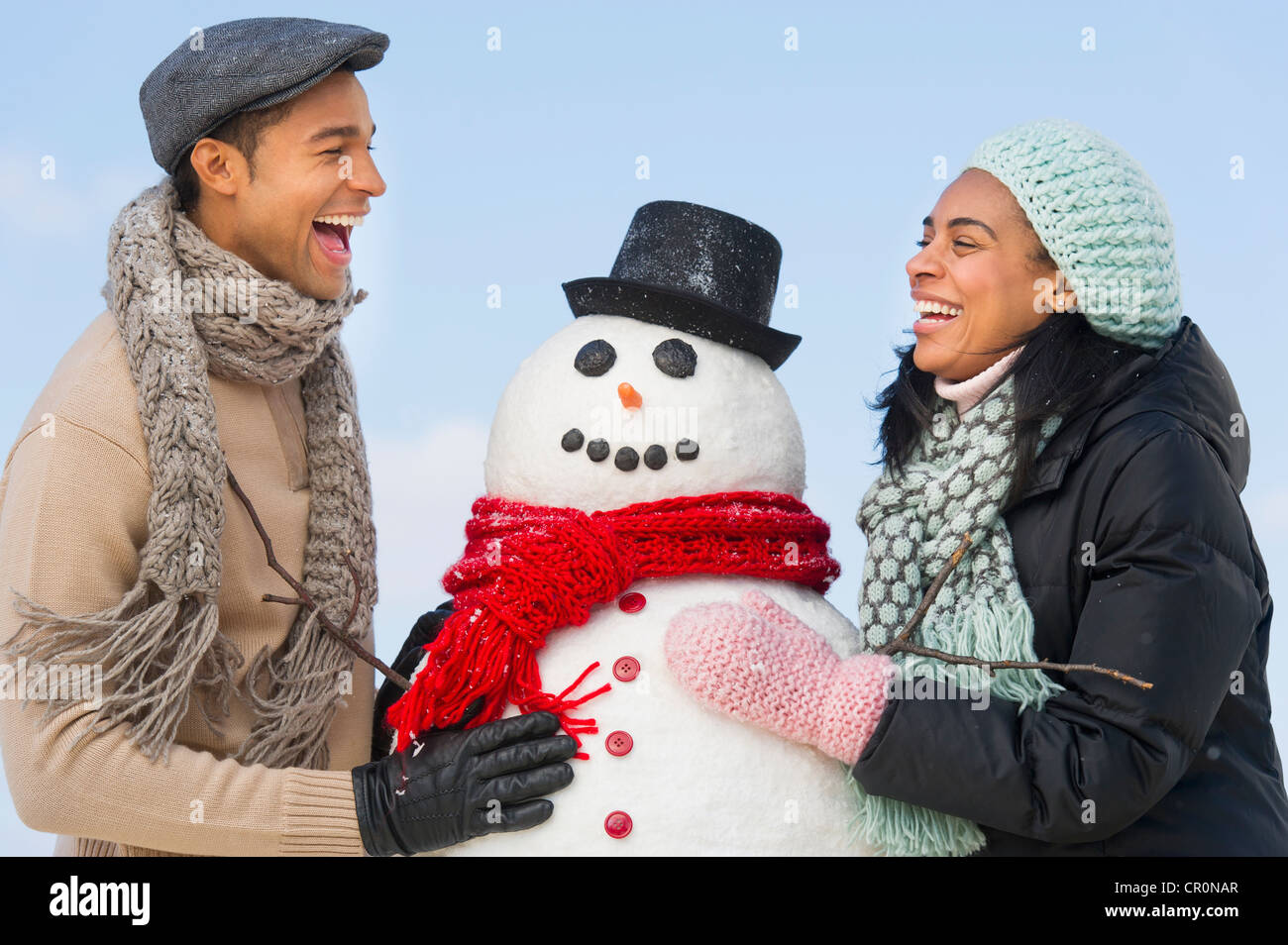 USA, New Jersey, Jersey City, Portrait de couple avec snowman Banque D'Images