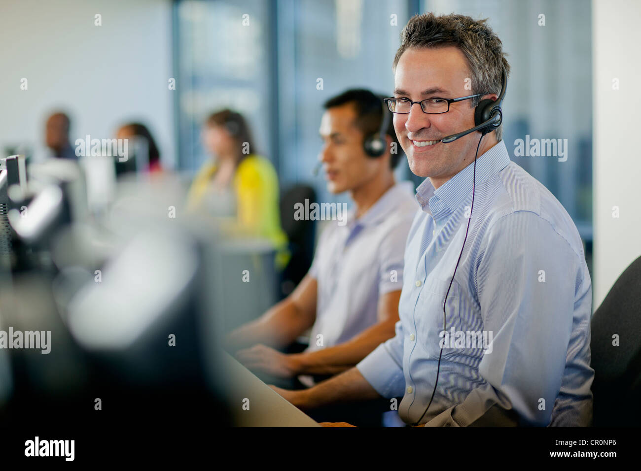 Les personnes qui travaillent sur des ordinateurs dans le centre d'appel Banque D'Images