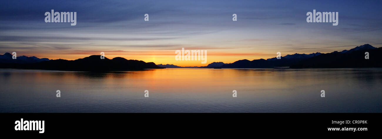 Les montagnes et la mer - coucher de soleil & alpineglow, Lynn Canal, Alaska Banque D'Images