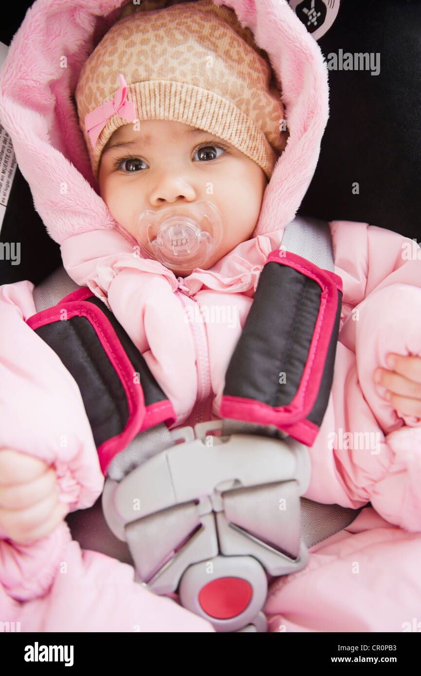 Mixed Race baby car seat en suçant suce Banque D'Images