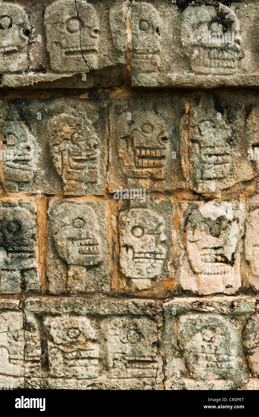 Le Mexique, du Yucatan, Chichen Itza, Maya de gravures représentant des crânes humains Banque D'Images