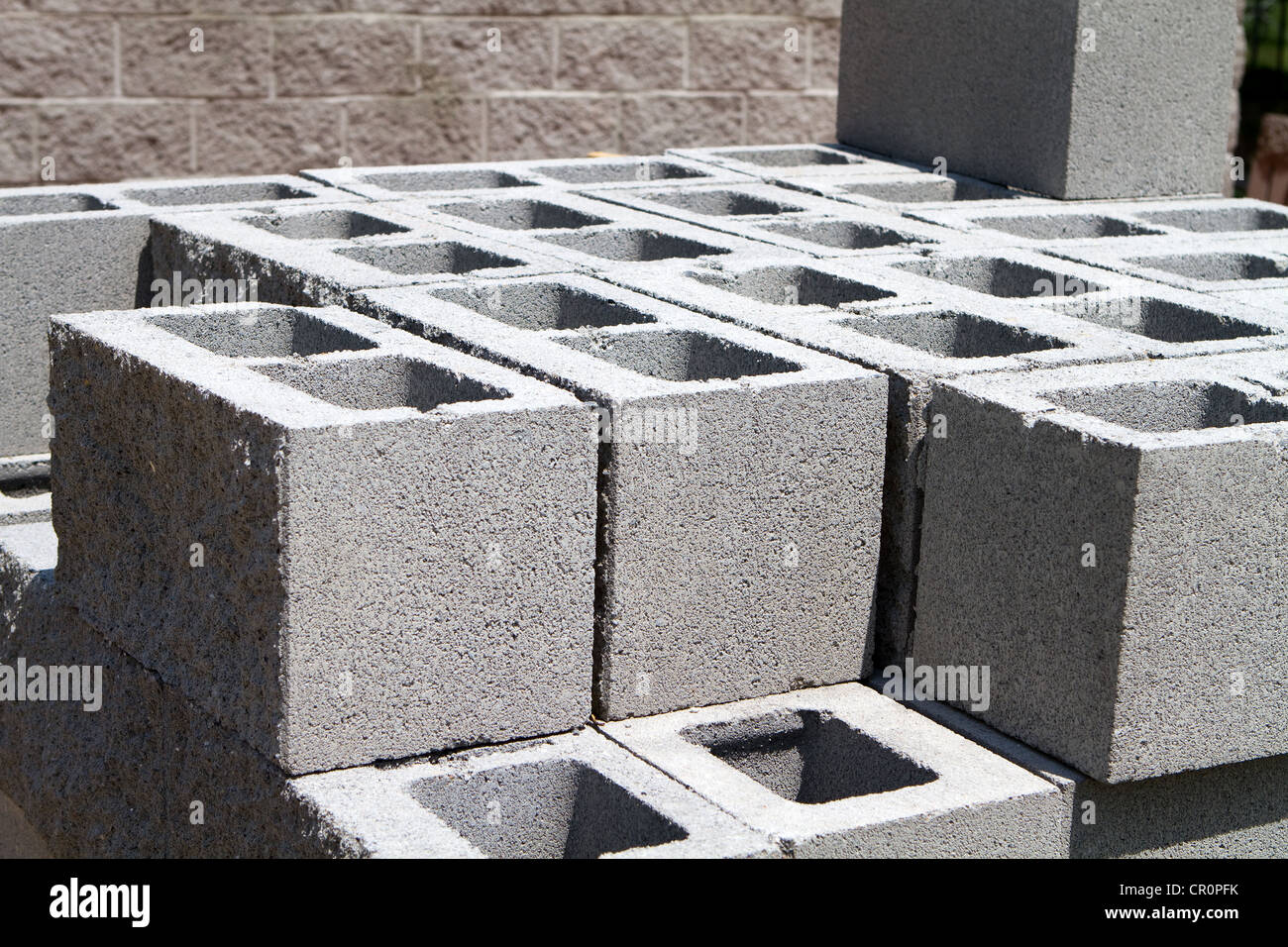 Blocs de béton architecturaux juxtaposés à un chantier de construction. Banque D'Images