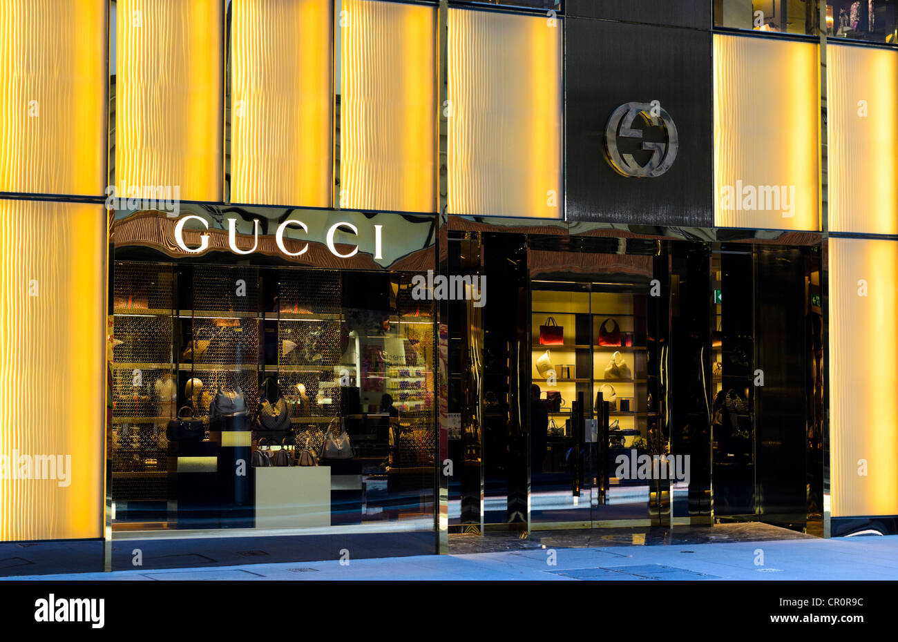 Gucci store / boutique-front, avec logo et couleur d'or caractéristique  Photo Stock - Alamy
