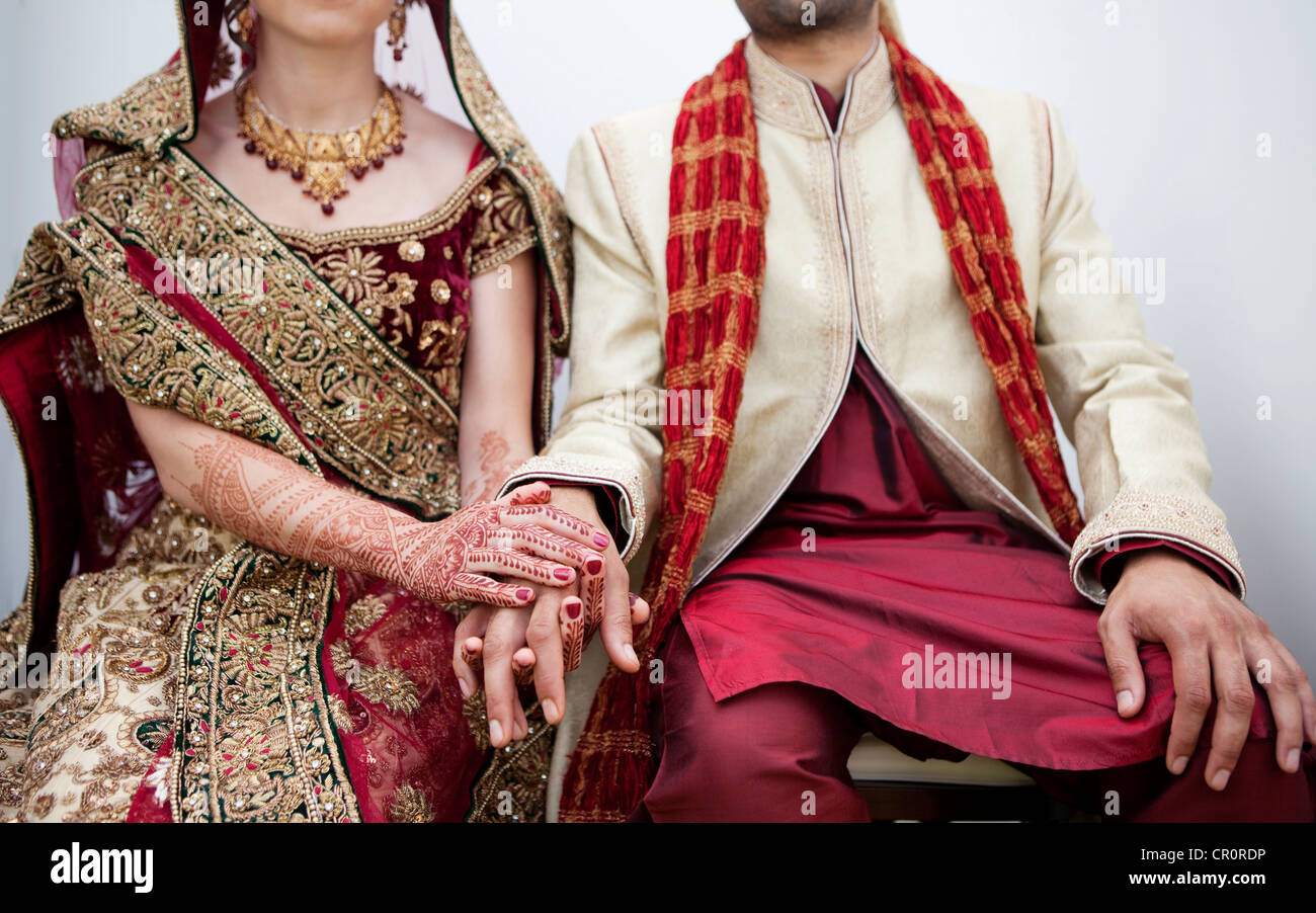 Mariée et le marié dans les vêtements de mariage traditionnel indien Banque D'Images