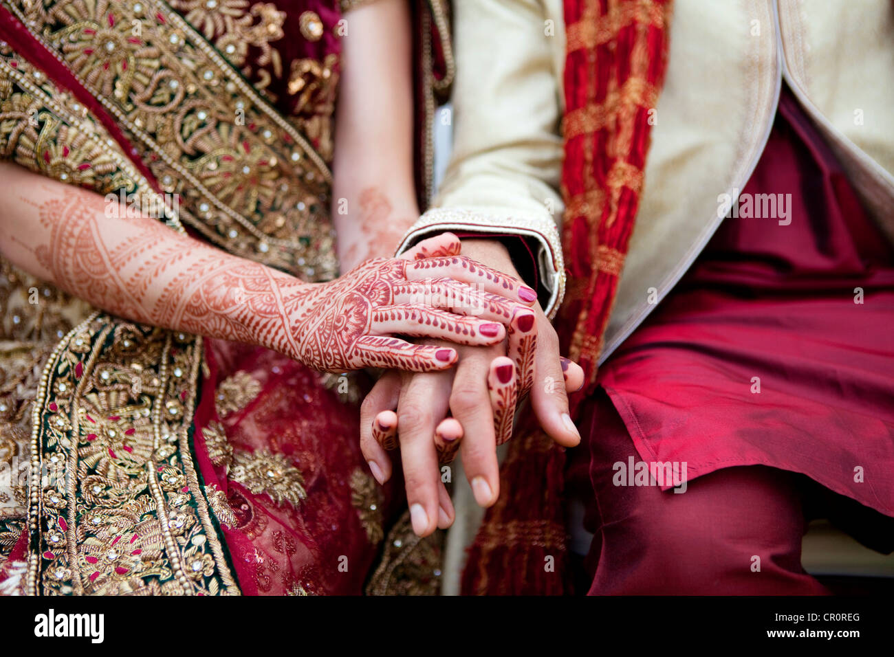 Mariée et le marié dans les vêtements de mariage indien traditionnel avec des tatouages au henné Banque D'Images