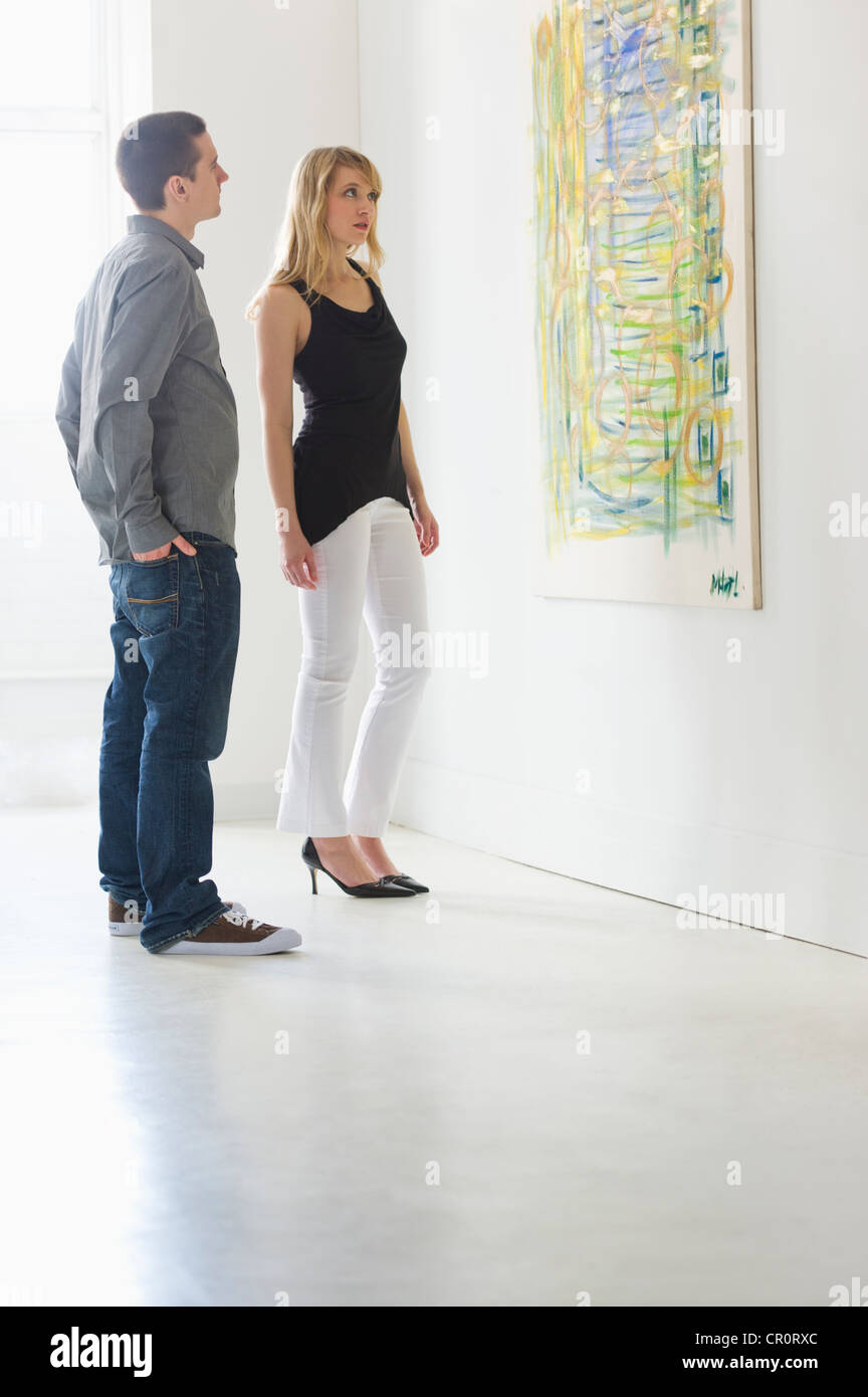 USA, New Jersey, Jersey City, Couple dans art gallery Banque D'Images